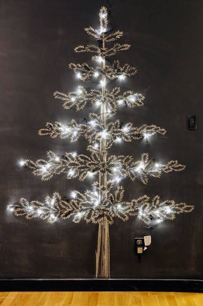 Weihnachtsbaum an die Wand zeichnen, Lichterkette befestigen, kreative Idee für Weihnachtsdeko zu Hause 