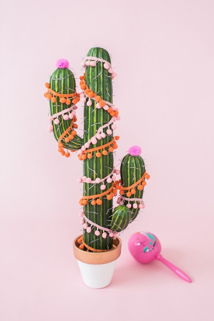 Kaktus mit bunten Girlanden schmücken, coole Alternative zum klassischen Tannenbaum 