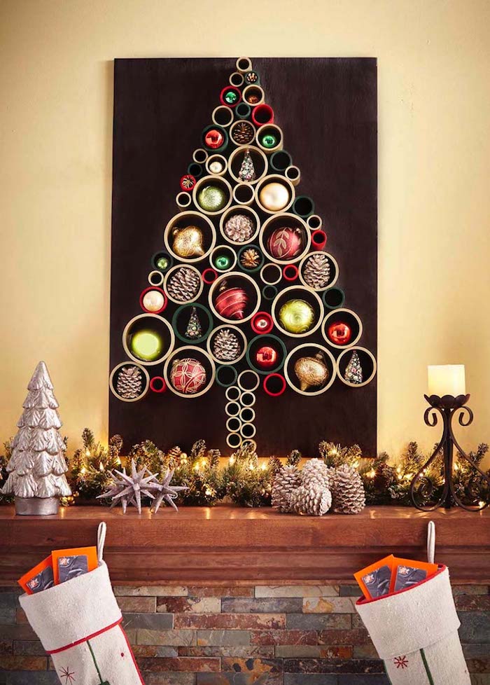 Schöne Alternative zum klassischen Tannenbaum, Christbaum aus Klopapierrollen, Weihnachtskugeln darin 