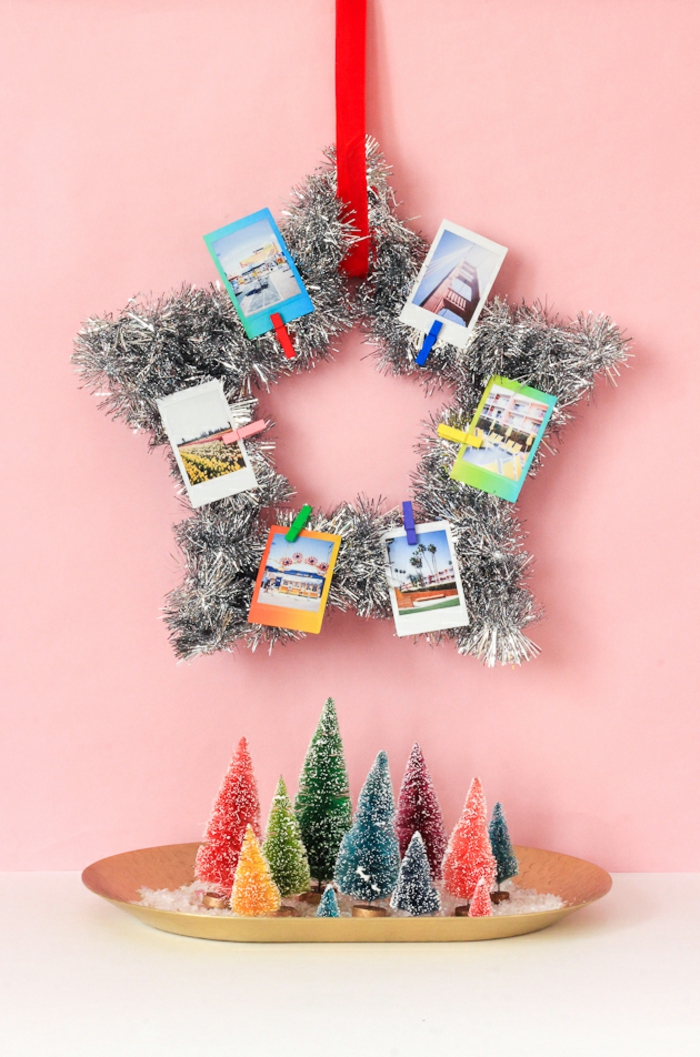 Weihnachtssterne basteln, ein großer silberner Weihnachtsstern mit Fotos geschmückt