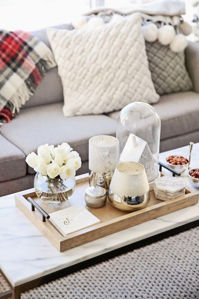deko für wohnzimmer, runde glasvase mit weißen rosen, kaffeetisch dekorieren, dekoartikel in silbern und weiß