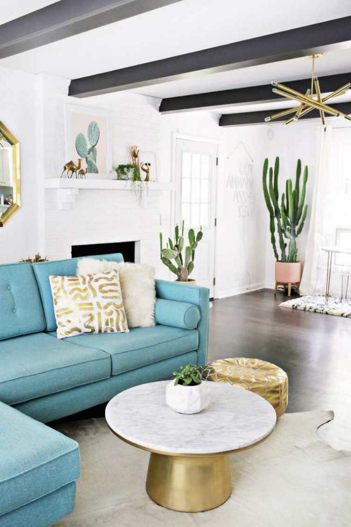 weiße wände, blaues sofa, große kakteen, goldene dekoartikel, deko ideen selber gestalten, 