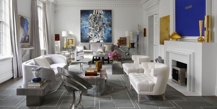 deko wohnzimmer modern, designer sitzmöbel, weiße sessel, abstraktes bild, goldene dekoartikel