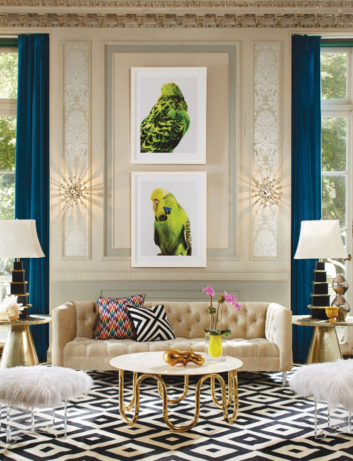 deko wohnzimmer modern, bilder mit vögel, beige designer sofa, tisch mit goldenen beinen
