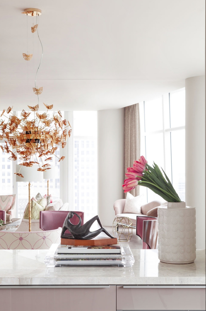 deko wohnzimmer modern, große goldene pendelleuchte, rosa tuplen, zimmer dekorieren