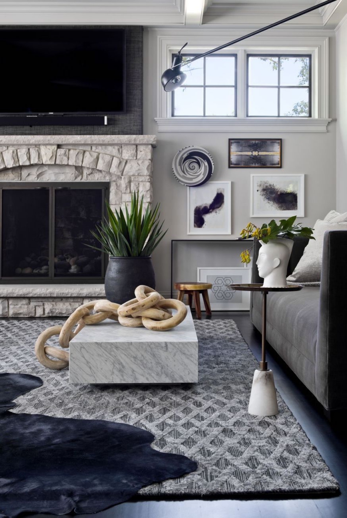 kaffeetishc in marmor look, dekoration aus holz, deko wohnzimmer modern, grüne pflanzen