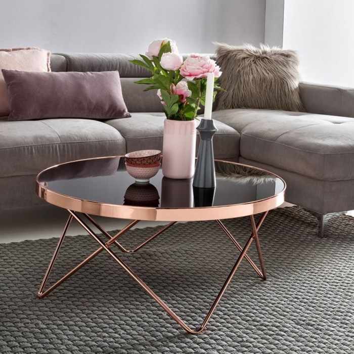deko wohnzimmer modern, schwarzer kaffeetisch mit rosegoldenen elementen, couch tisch dekoreiren