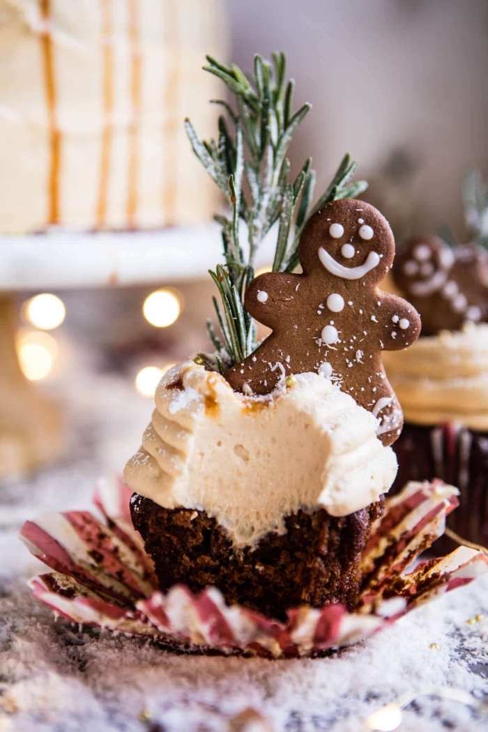 dessert weihnachten, cupcakes dekorieren mit weißer sahne und ingwerkekse, weihanchtsdessert