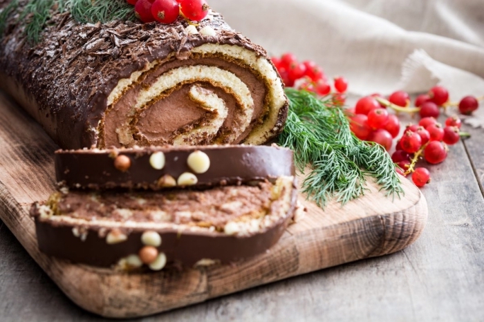 dessert weihnachten, kuchen mit schokolade, rolle mit schokoladensahne, weihanchtsdessert