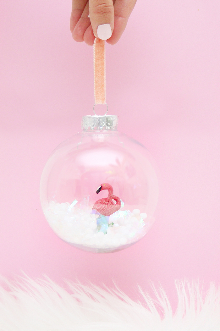 Plastikfigur Flamingo in durchsichtiger Weihnachtskugel, Schneekugel für den Weihnachtsbaum 