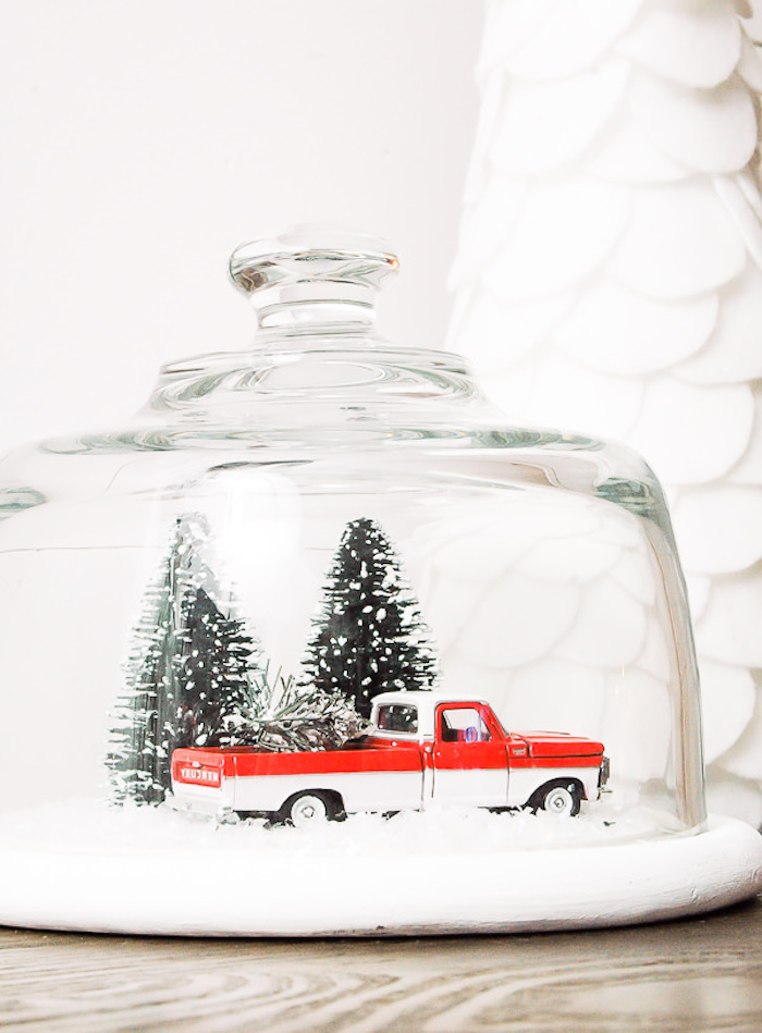 Große Schneekugel mit Spielzeugauto und Weihnachtsbaum, schöne Weihnachtsdeko für Zuhause 
