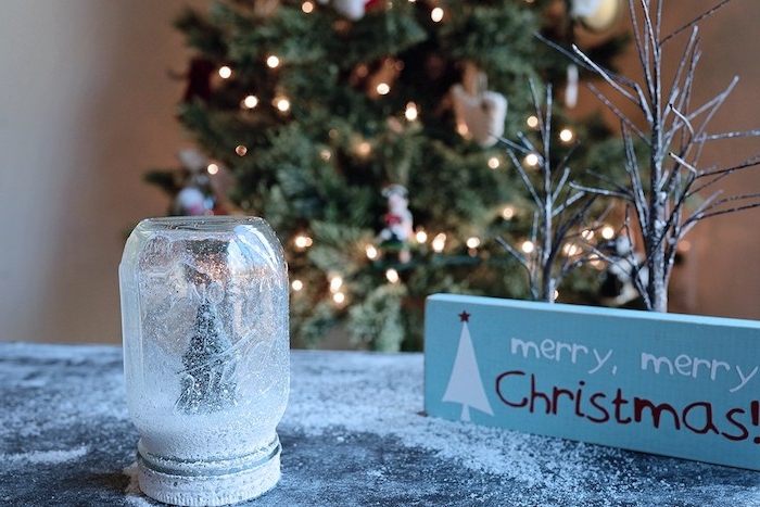 Weihnachtsbaum aus Einmachglas selber machen, Weihnachtsbaum darin stecken, mit künstlichem Schnee besprühen 