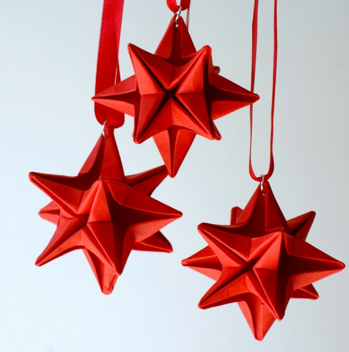Bastelideen Weihnachten, rote Weihnachtssterne mit roten Schleifen, 3D Sterne