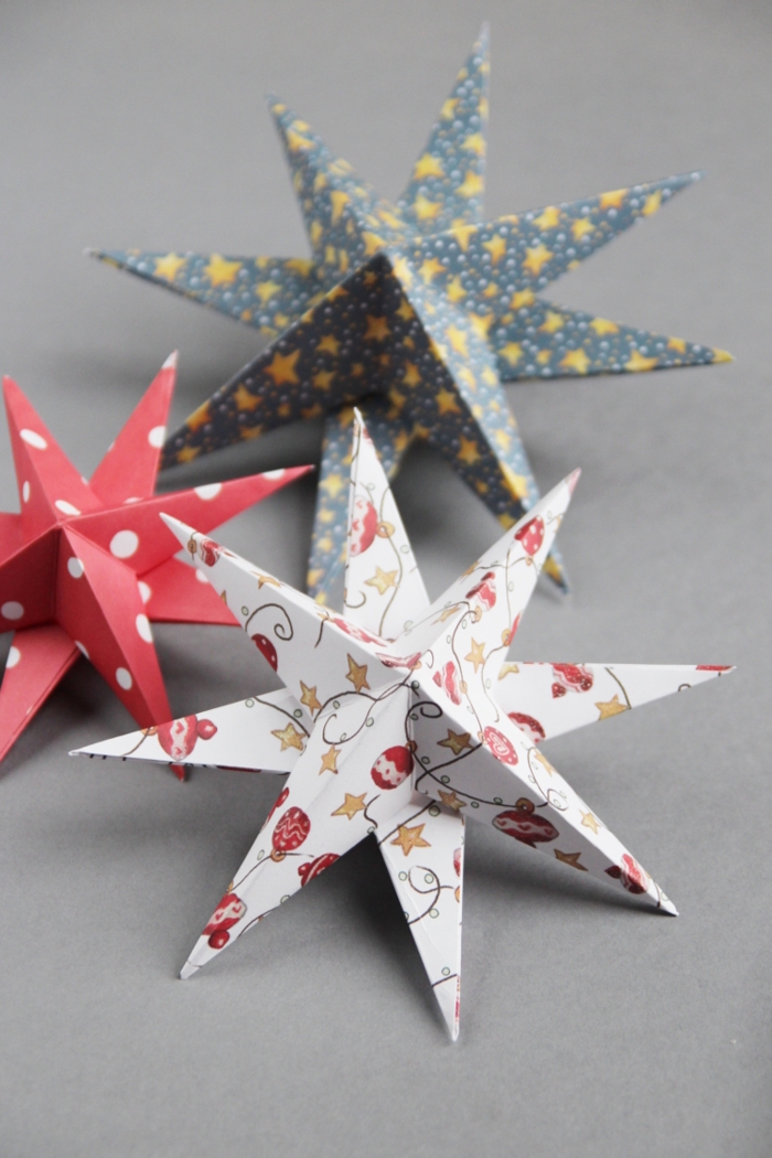 ein weißer Stern mit Motiven von Christbaumdeko, Weihnachtssterne basteln, roter Stern mit Tupfen