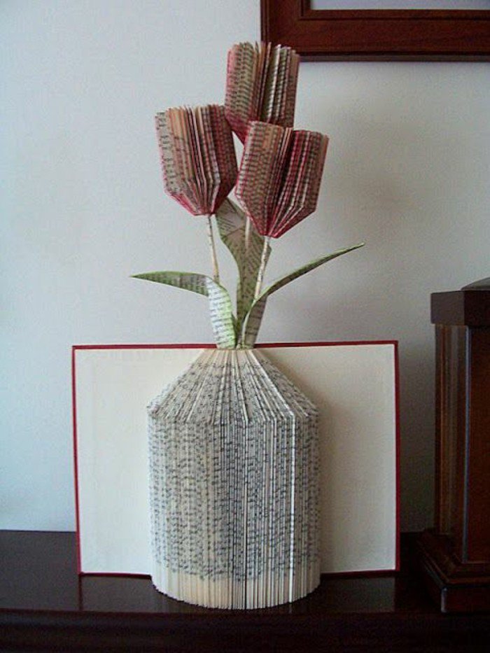 eine Vase mit roten Tulpen aus Papier, Orimoto, Falten und Farben, roter Briefumschlag