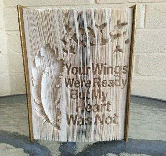 Bücher falten, ein Feder und ein Vogelschar, eine Botschaft über die Liebe in Buch geschnitzt