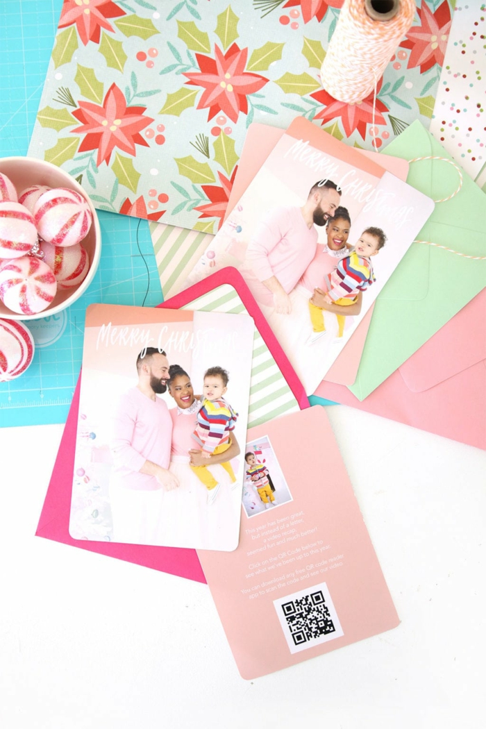 ein Familienfoto auf Weihnachtenkarten Design, rosa Karte und rosa Briefumschlag