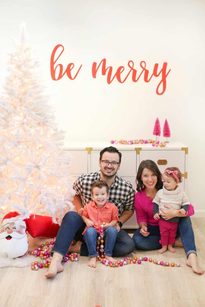 Weihnachtskarten mit Foto, eine niedliche Familie mit einem Mädchen und einem Jungen, bunte Kugeln