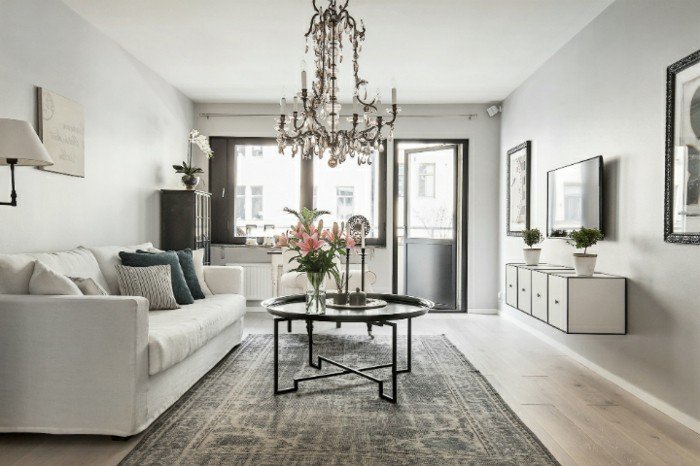 weiße Wohnzimmermöbel, grauer Teppich, ein runder Tisch, ein Kronleuchte, Fernsehwand, Welche Farbe passt zu Grau