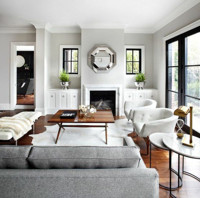 ein graues Sofa, weiße Wände, ein silberner Spiegel, ein Tisch aus Holz, welche Farbe passt zu Grau
