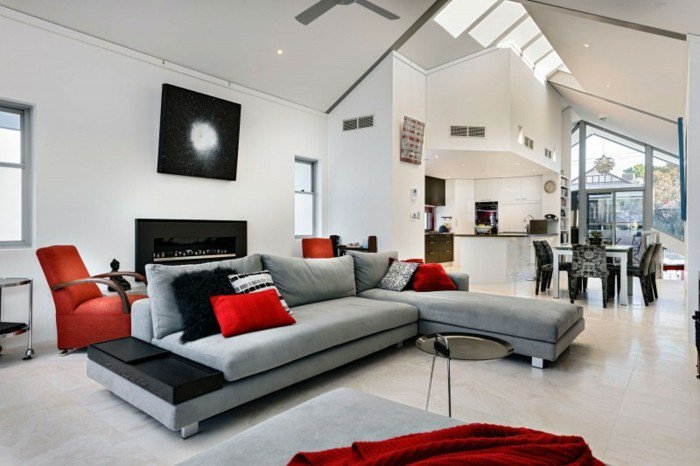 welche Farbe passt zu Grau, graues Sofa mit roten Kissen, weiße Wandfarbe, roter Sessel
