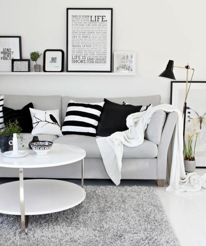 grauer Teppich, weiße Leistne mit Bildern, welche Farbe passt zu Grau, weißer runder Tisch
