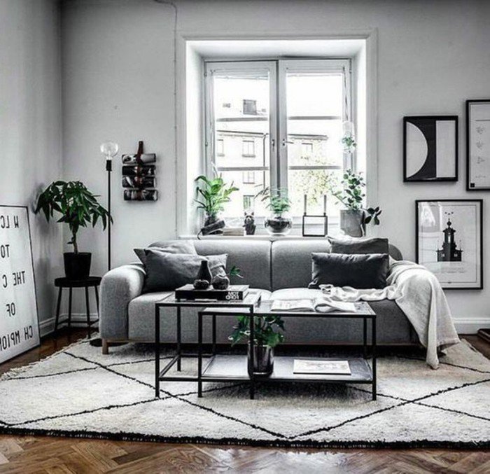 Wohnzimmer streichen Grau Weiß, eine Mischung aus Weiß und Grau als Wandfarbe, graues Sofa, weißer Teppich