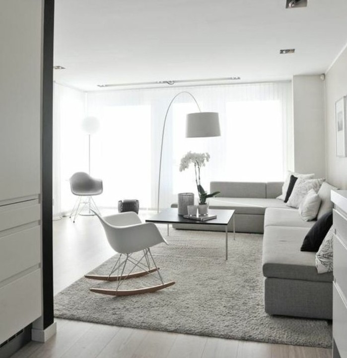 ein weißes Zimmer mit grauen Akzenten, Wohnzimmer streichen Grau Weiß, flausischer Teppich