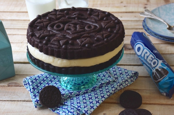 eine kleine Torte wie großer Oreo Keks, zwei Schokoladenböden, Oreo Kuchen, der ganz originell aussieht