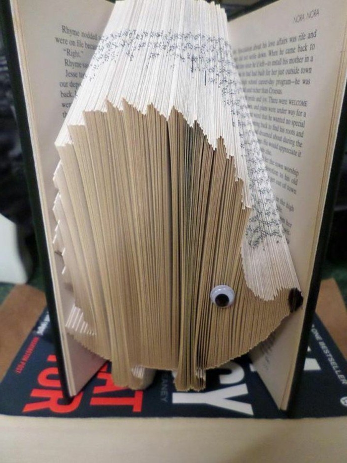 ein Igel mit Googly Augen, eine schwarze Nase, Origami Buch mit Held aus Kinderbüchern