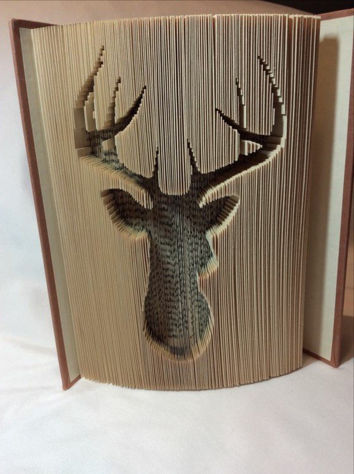 ein Hirschkopf mit großen Hörnern, Origami Buch, eine Abbildung in Buch geschnitzt