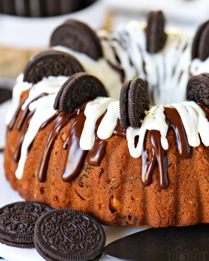 Oreo Kuchen, weiße und schwarze Schokolade, ein Zintronenteig, halbe Oreos als Verzierung
