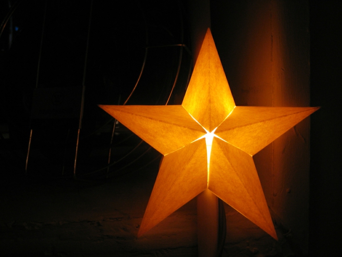 ein leuchtender Stern mit fünf Strahlen, Bastelideen Weihnachten aus Holz, ganz strahlend