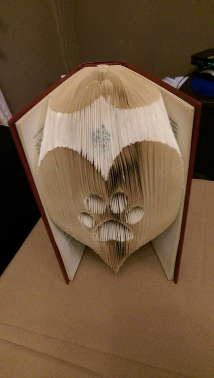 eine Pfote in einem Herz, Origami Buch, diese Abbildung zeigt die Liebe zu Haustieren