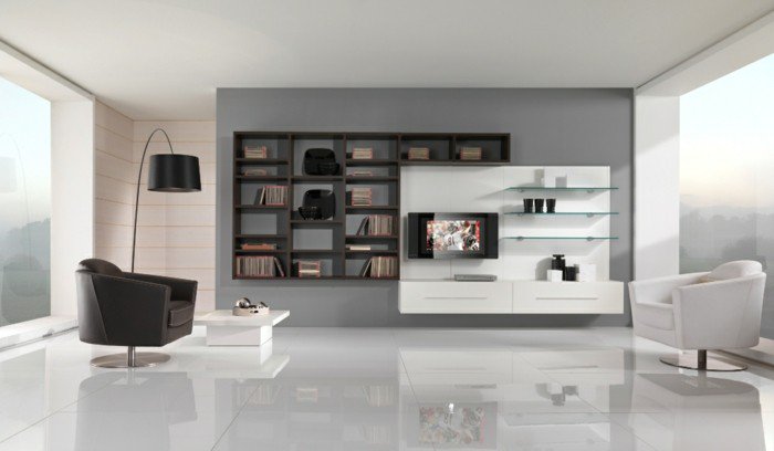 eine minimalistische Wohnung, ein schwarzer und ein weißer Sessel, weiße Fliesen, Wohnzimmer streichen Grau Weiß