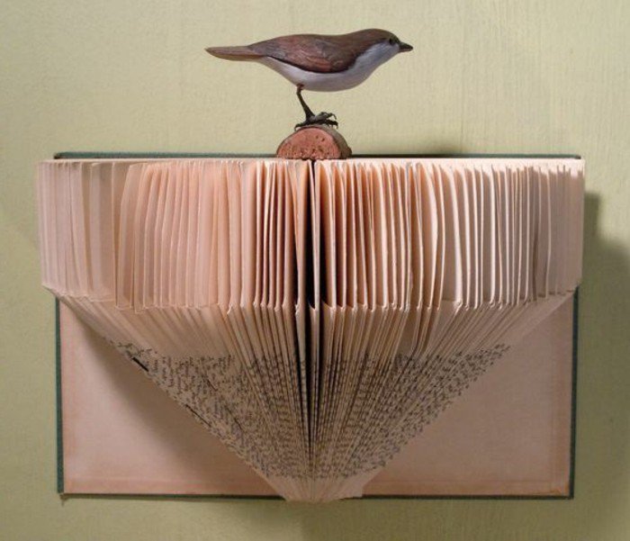 ein kunstvolles Origami Buch, ein Baum aus Papier für die kleine Vogelfigur, grüner Umschlag