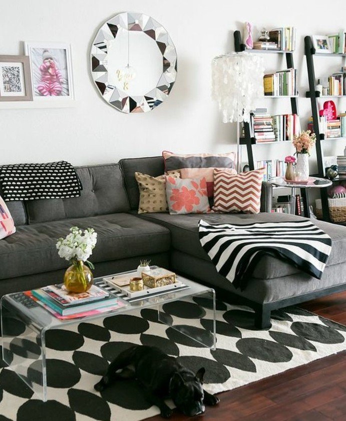 ein silberner Spiegel, ein graues Sofa, ein schwarz weißer Teppich, Wohnzimmer Ideen Grau Weiß
