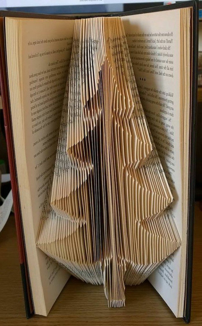 eine weihnachtliche Dekoration, einen Tannenbaum aus alten Büchern falten, aus einem Band