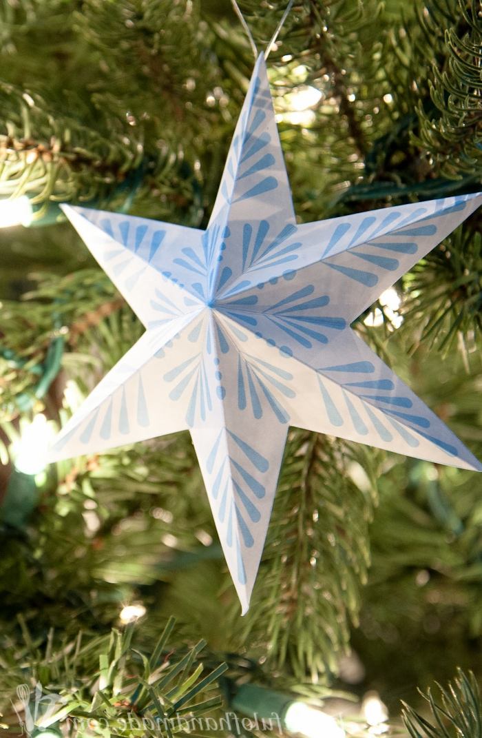 ein weißer Stern mit Schneeflocken Motive in blauer Farbe, Weihnachtssterne falten