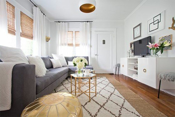 ein graues Sofa, ein weißer Teppich, Wohnzimmer Ideen Weiß Grau, weiße Gardinen und braune Rollos