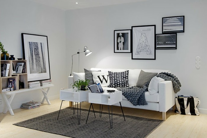 ein grauer Teppich, eine weiße Couch, zwei weiße Couchtische, Wohnzimmer Ideen Weiß Grau