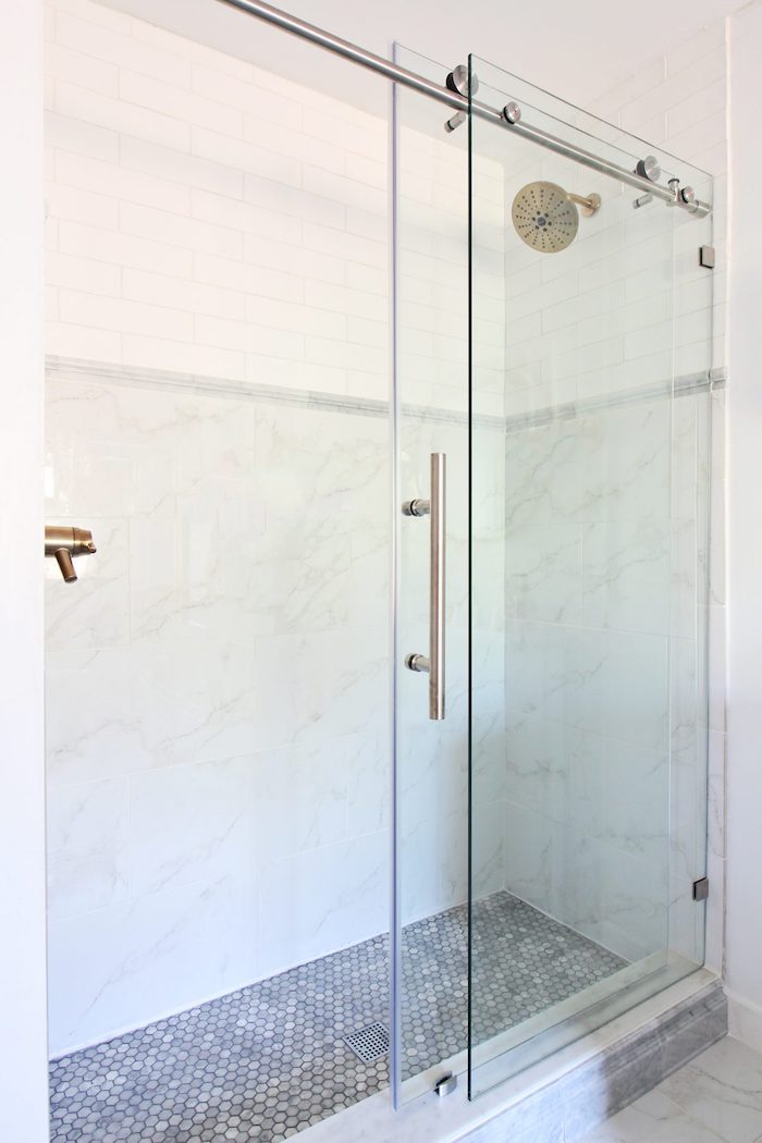 eine dusche aus metall im badezimmer mit weißen wänden. badezimmer modern gestalten ideen