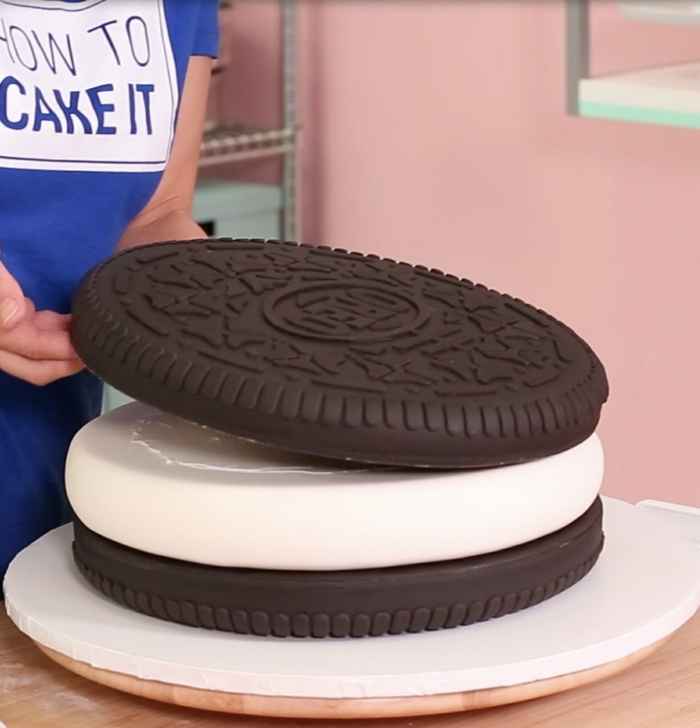 ein großer Oreo Keks, Torte mit Schokoladen und weißen cremigen Blatt, realistischer Keks., Oreo Keks