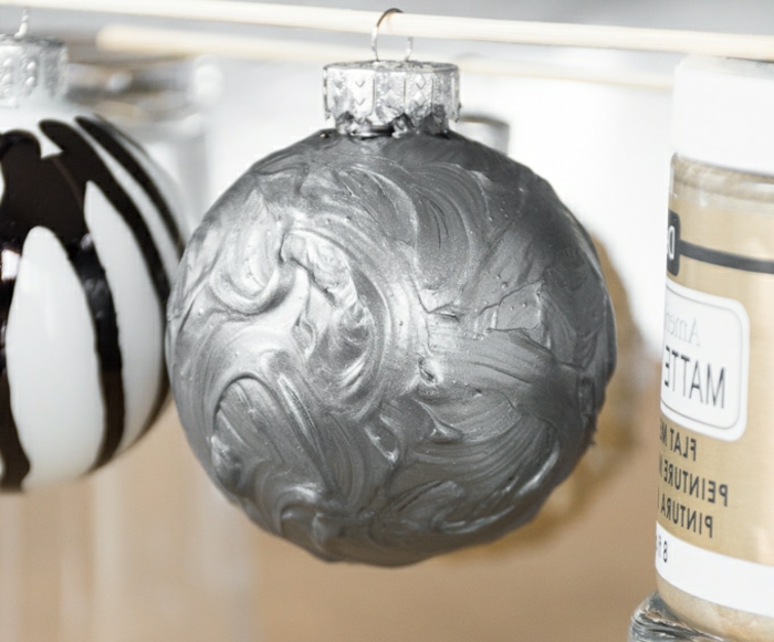 silberfarbene Kugel, die auf einem Stock trocknet, Weihnachtskugeln basteln, die bildschön aussehen