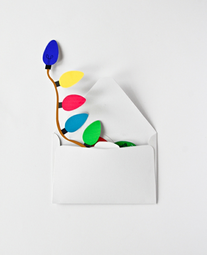 ein weißer Briefumschlag, Lichterkette aus buntem Papier, Weihnachtskarten drucken