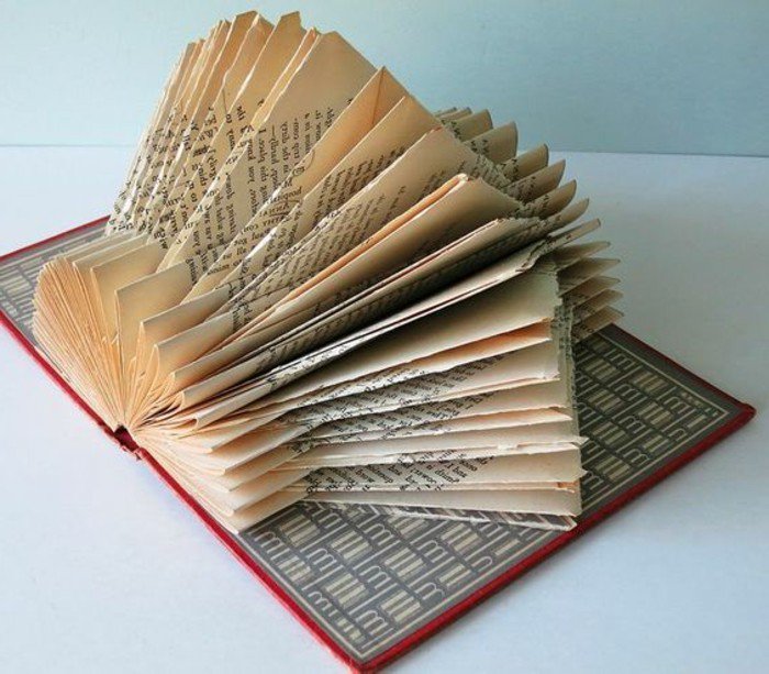 eine Laterne aus Papier, Buchseiten falten, rotes Buch mit Buchumschlag mit geometrischen Motiven versehen