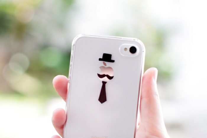 Iphone Handyhülle, das Logo von Apple bemalt wie ein Menschchen mit Krawatte, Schnurbart und Hut