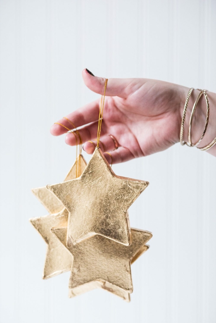 vier Weihnachtssterne mit Blattgold verziert, Sterne basteln und vorzeigen wie Schmuckstücke