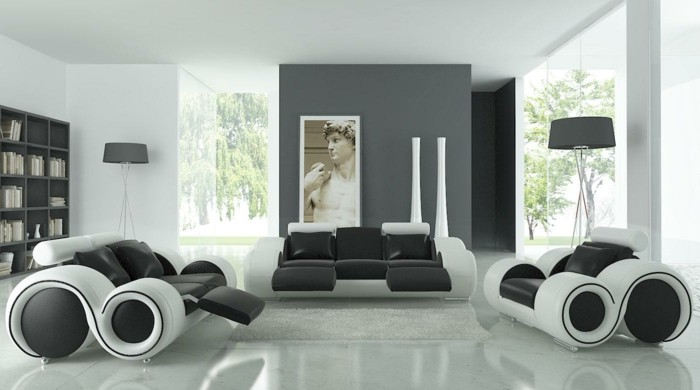zwei Sessel und ein Sofa in Schwarz Weiß, ein weißer Boden, graue Wandfarbe, Wohnzimmer in Grau Weiß