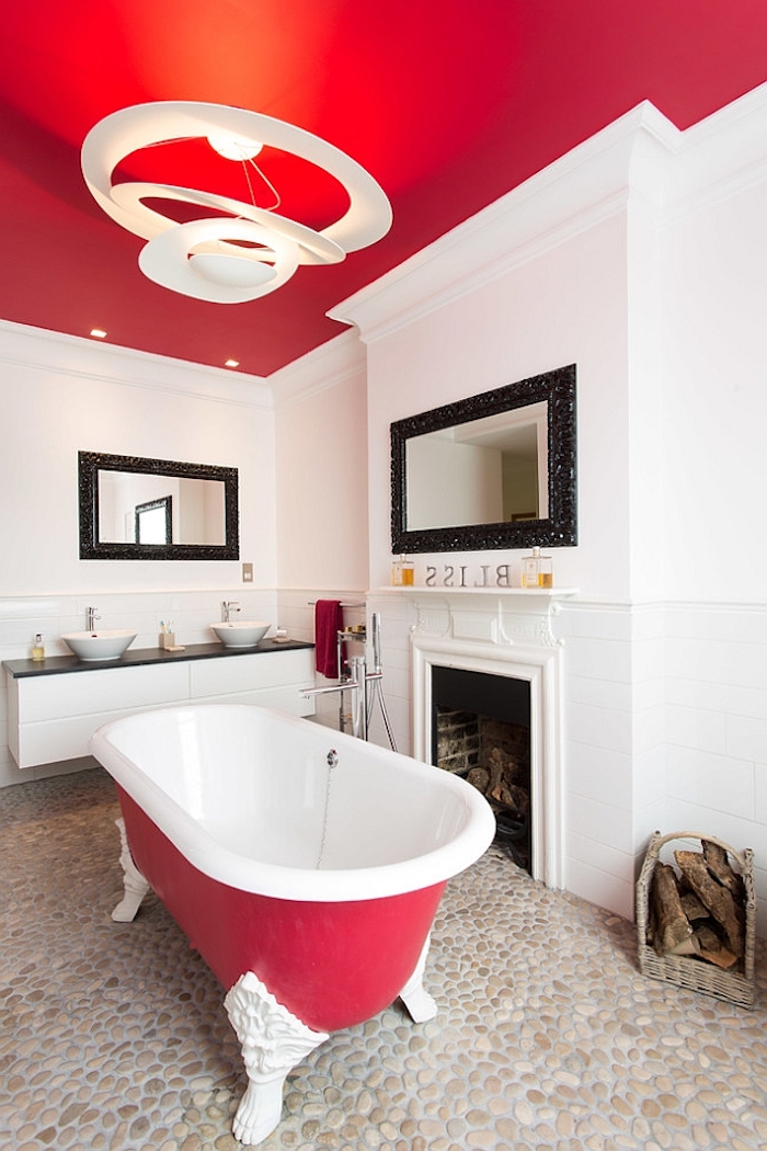 badezimmer mit weißen und roten wänden, eine kleine rote freistehende badewanne im badezimmer mit einem kamin, moderne badezimmer gestalten